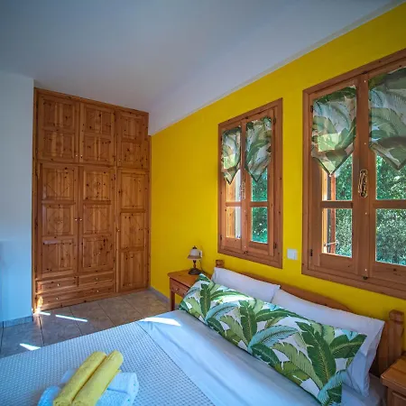 Lemon House For Big Family In - Delicious Damouchari