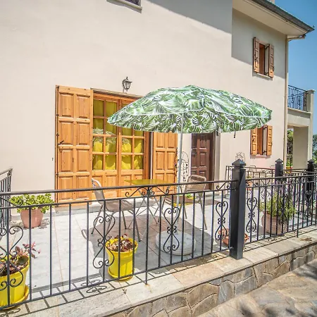 Lemon House For Big Family In - Delicious * Damouchari