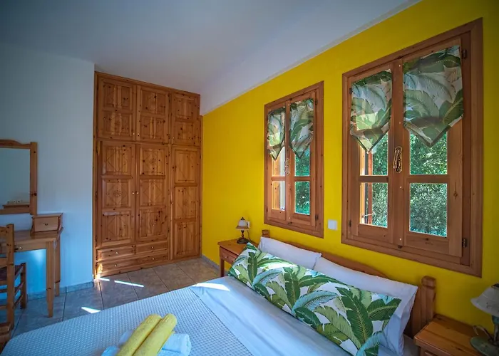 Lemon House For Big Family In - Delicious Damouchari